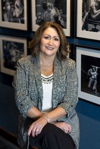 Loryn Hernandez Photo